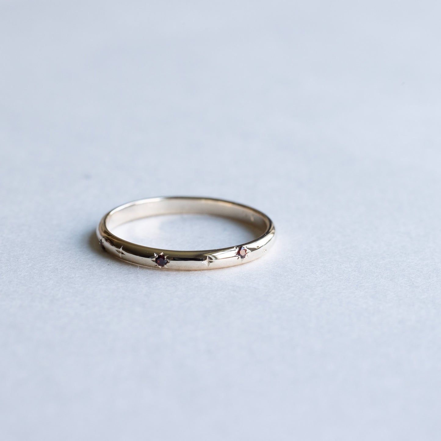 14K Starburst Garnet 2mm Band