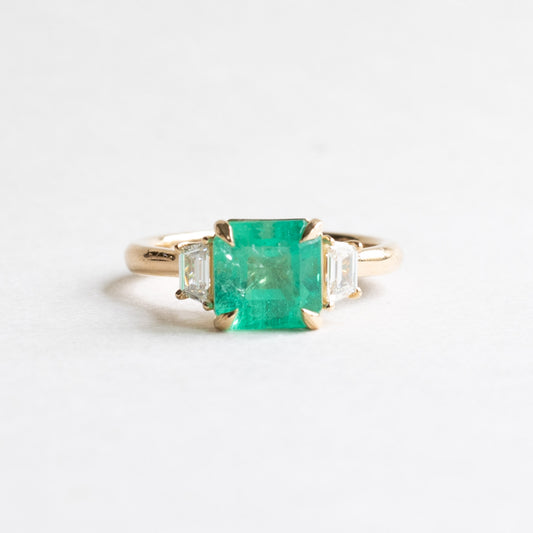 18K 2.5 ct Emerald Diamond Ring