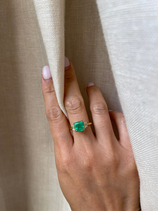 18K 2.5 ct Emerald Diamond Ring