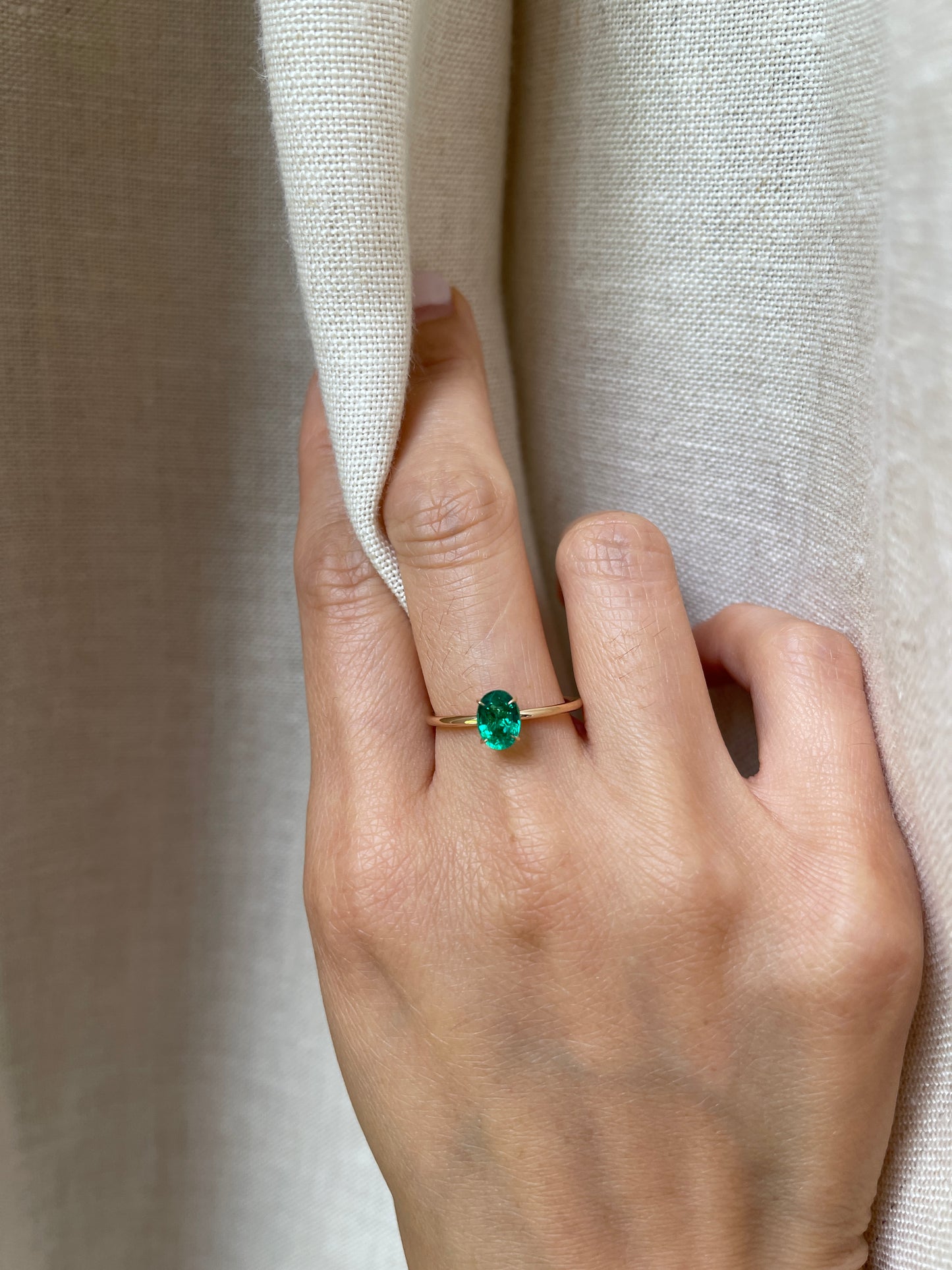 18K Oval 0.80 Carat Emerald Ring